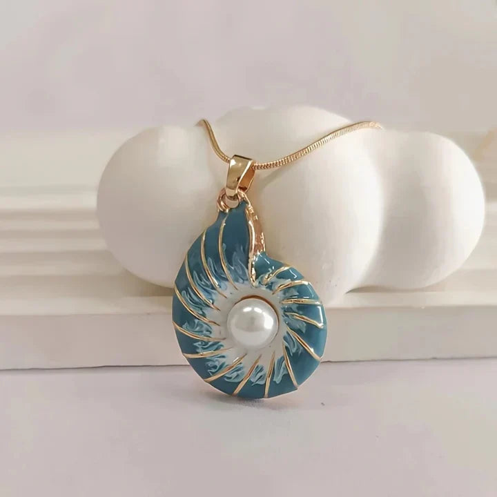 Collar de perlas y conchas azules